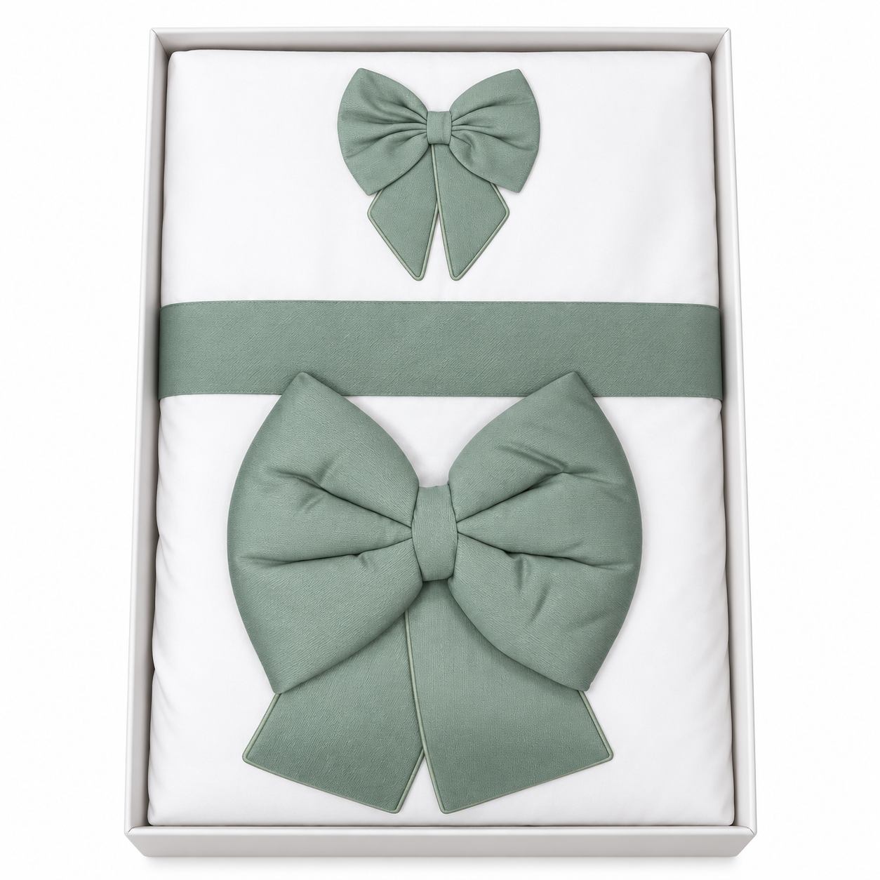 Coordinato carrozzina Ornella bianco con due fiocchi verde salvia, in scatola bianca su sfondo luminoso