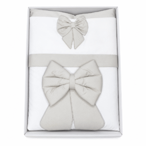 Coordinato carrozzina Ornella bianco con due fiocchi color tortora, nella confezione su sfondo bianco