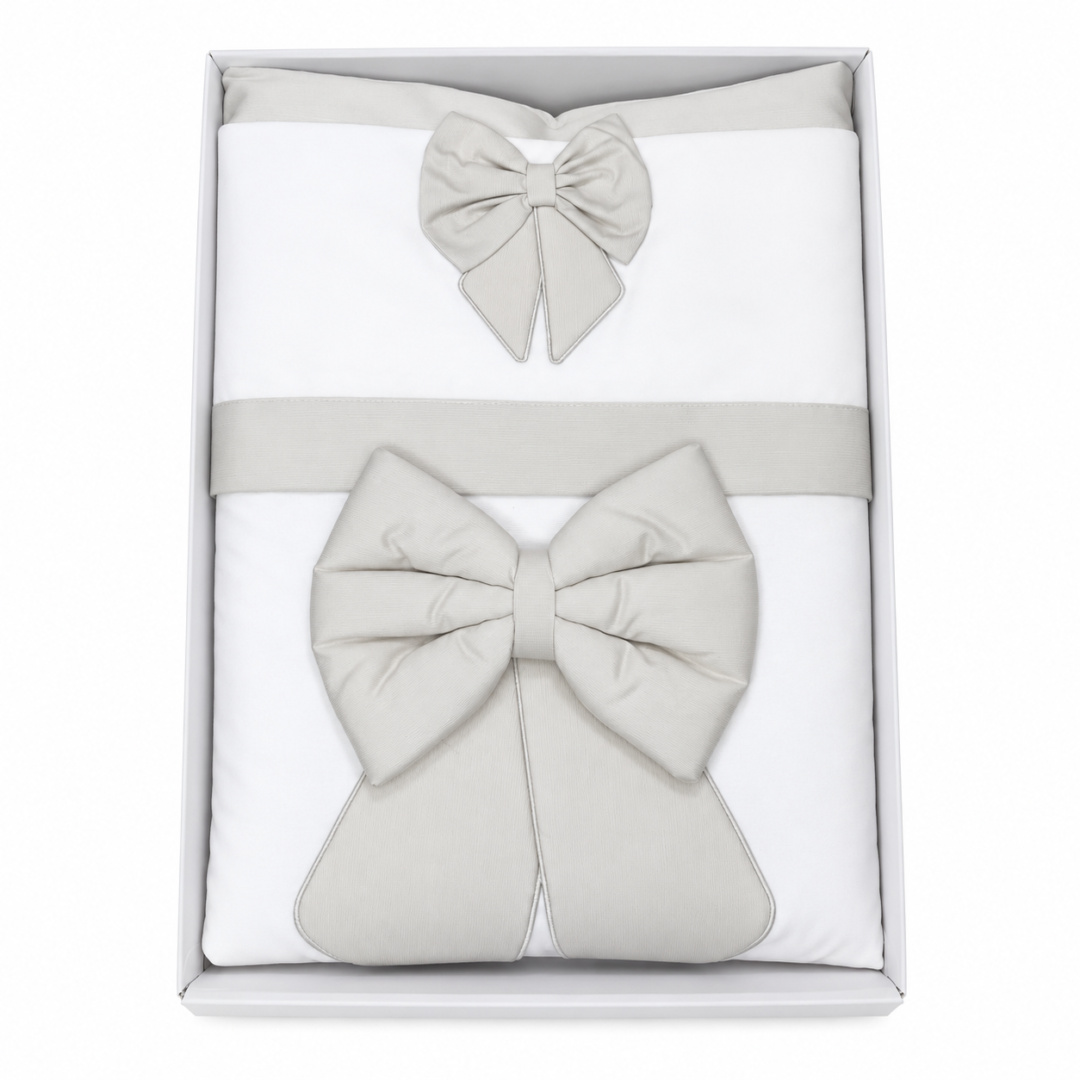 Coordinato carrozzina Ornella bianco con due fiocchi color tortora, nella confezione su sfondo bianco
