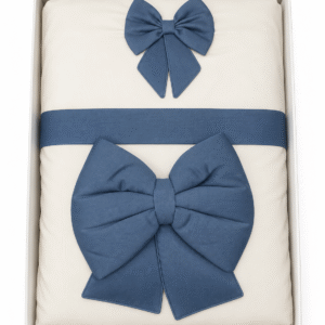 Coordinato carrozzina Ornella 5 pezzi modello 098 con due fiocchi blu, piumino sfoderabile nella confezione bianca