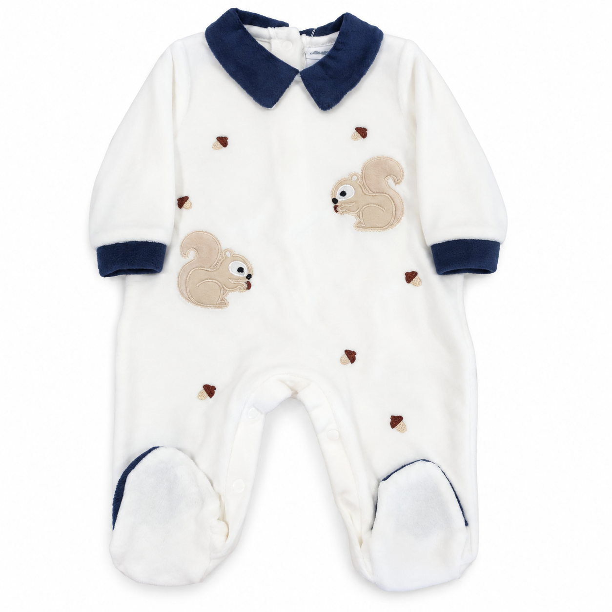 Tutina neonato in ciniglia con scoiattoli panna e blu su sfondo bianco