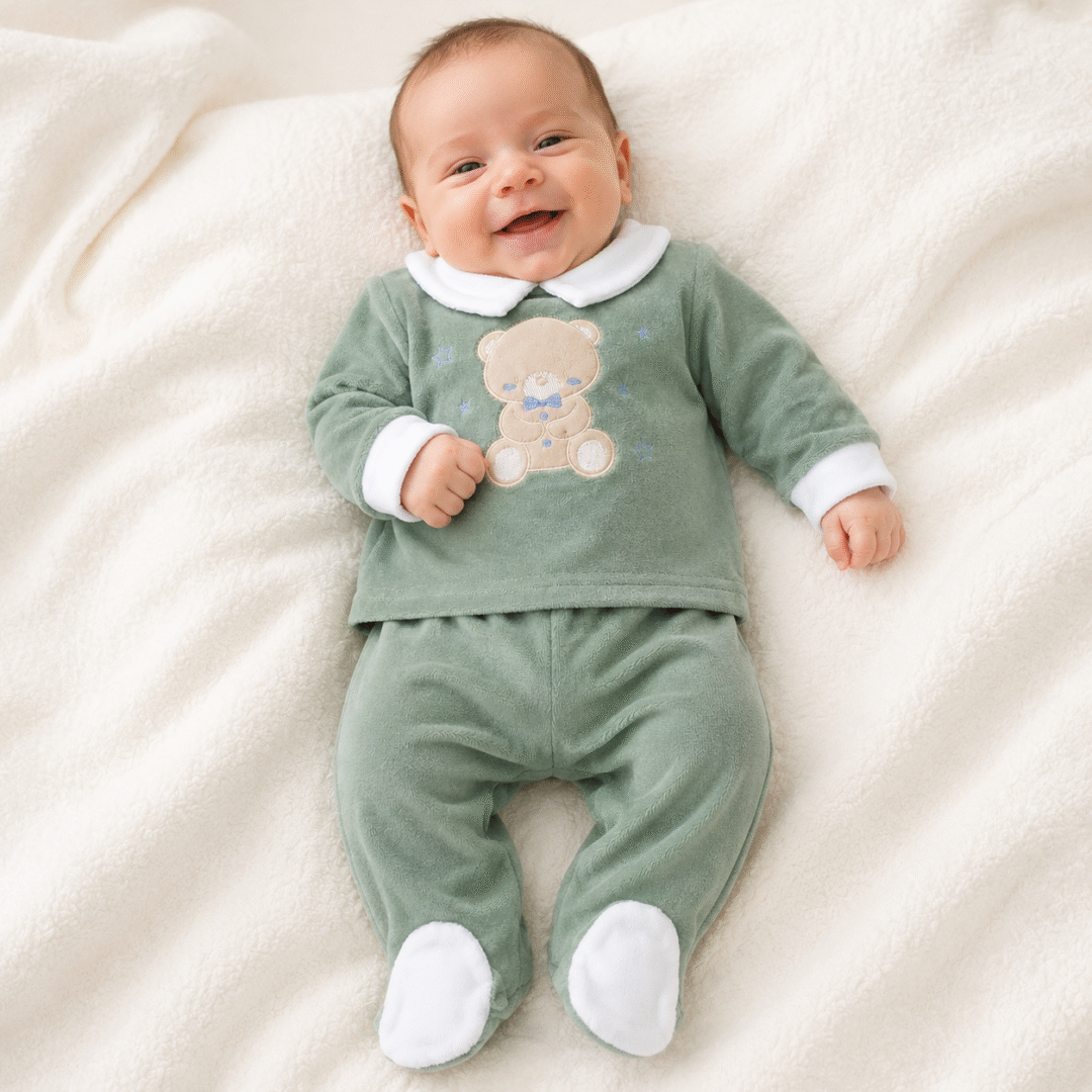 Neonato sorridente con completo clinica in ciniglia verde salvia