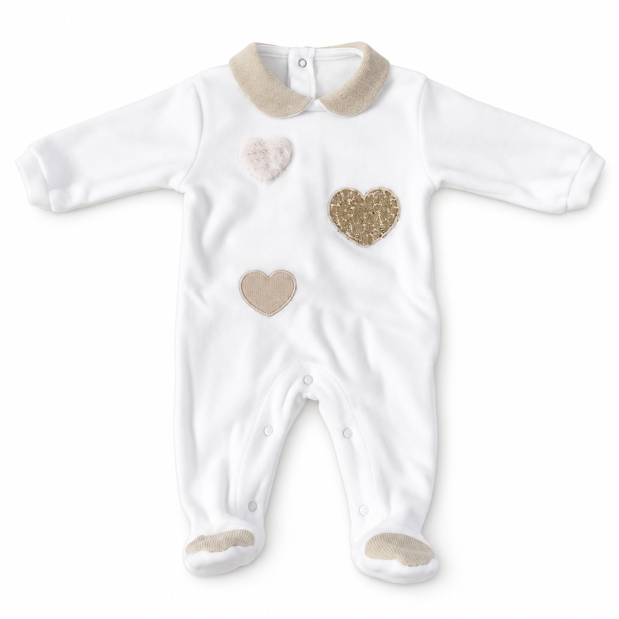 Tutina neonata Nazareno Gabrielli in ciniglia bianca con tre cuori, colletto beige e piedini integrati