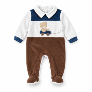 Tutina neonato in ciniglia con orsetto sul carretto Les Jolies, nocciola con inserti bianchi e blu, su fondo bianco