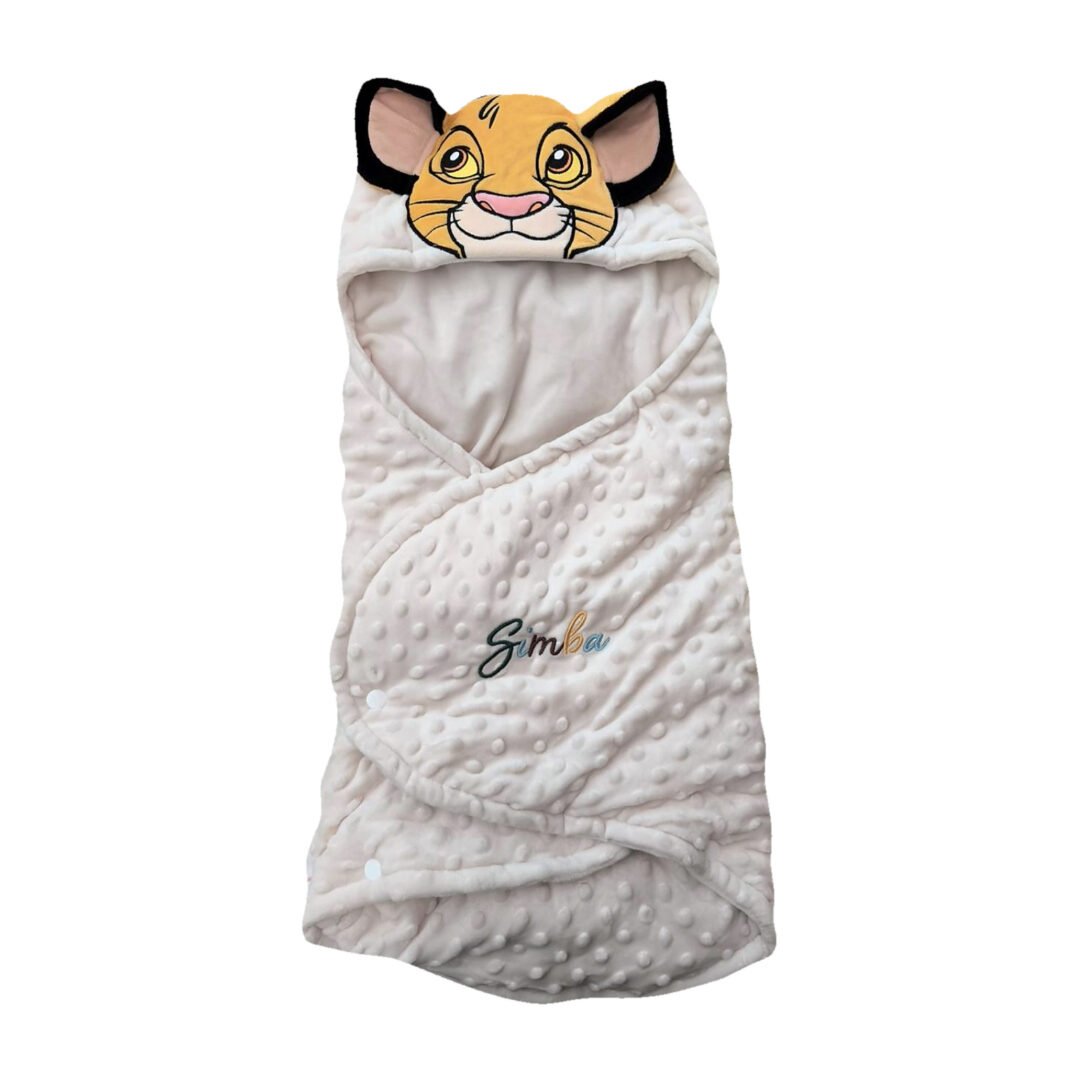 Baby sacco Simba Disney panna con cappuccio e pois in rilievo su sfondo bianco
