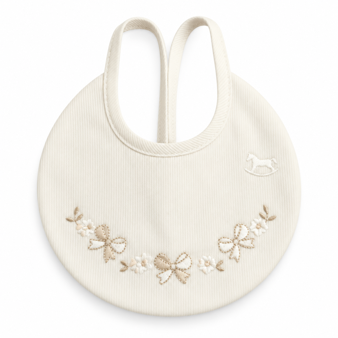 Bavetta neonato Ornella in cotone panna con ricamo fiocchi beige e fiorellini bianchi
