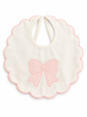 Bavetta neonato Ornella in cotone color panna con grande fiocco rosa ricamato e bordo smerlato rosa