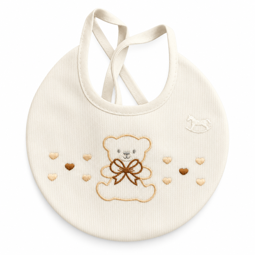 Bavetta neonato Ornella in cotone con orsetto ricamato, fiocco tortora e cuoricini beige